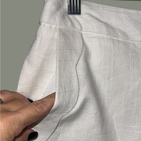 Cynthia Rowley size 8 white linen blend shorts scalloped edges zips up side NWT - Picture 3 of 12